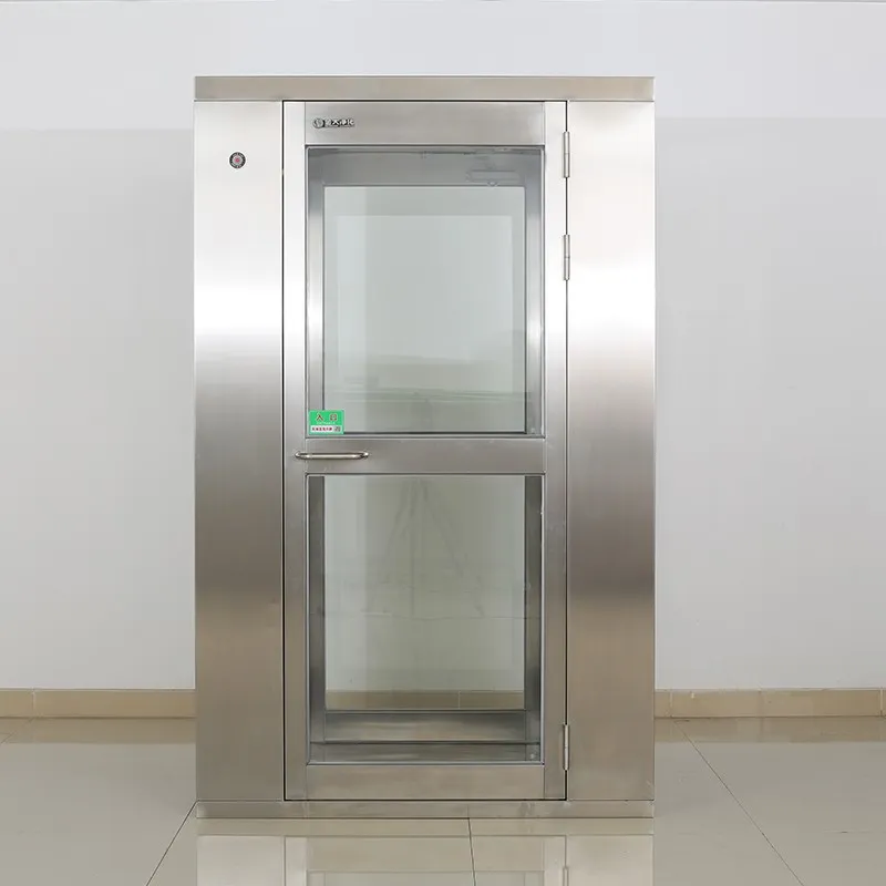 Ano ang pagkakaiba sa pagitan ng air shower at airlock?